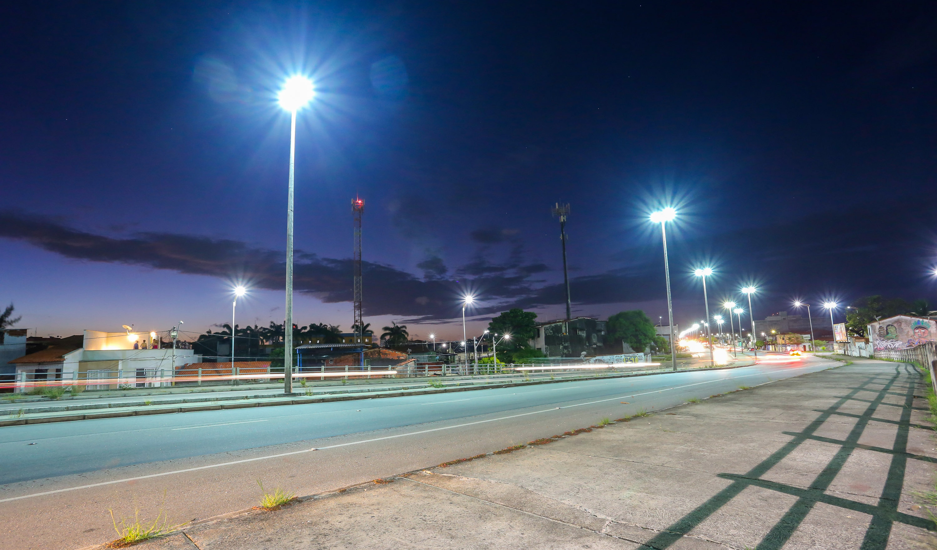 a foto mostra postes de iluminação pública numa avenida de Fortaleza